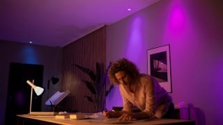 Philips Hue nutikad LED-tuled loovad elutuppa elava lilla ja roosa õhkkonna, pakkudes kohandatavat meeleoluvalgustust filmiõhtuteks ja lõõgastumiseks kaasaegsetes kodudes.