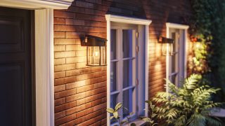 Moodne LED-välisvalgusti valgustab maalähedast puidust välisilmet, esitledes energiasäästlikke ja ilmastikukindlaid valgustuslahendusi kaasaegsetele kodufassaadidele ja verandadele.