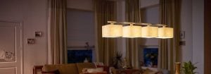 Kaasaegne mitme kangavarjundiga LED-rippvalgusti valgustab hubast elutuba, esitledes energiasäästlikke ja stiilseid koduvalgustuslahendusi ümbritseva õhtuse mugavuse tagamiseks.
